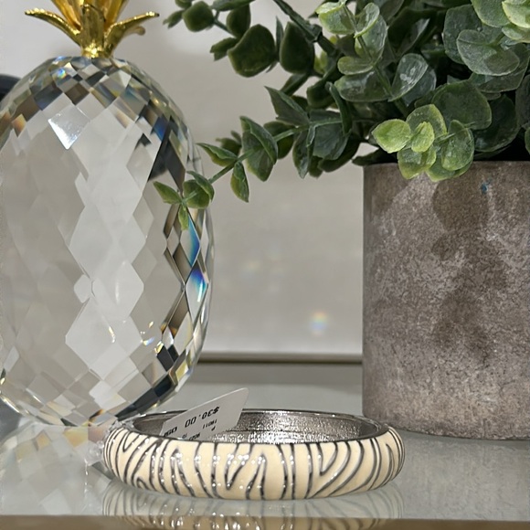 White bangle - Picture 6 of 9